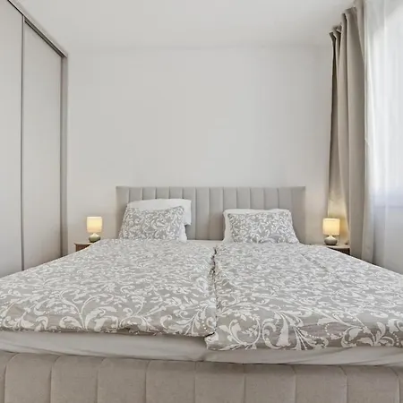 Modern Near Airport With Free Parking Apartman