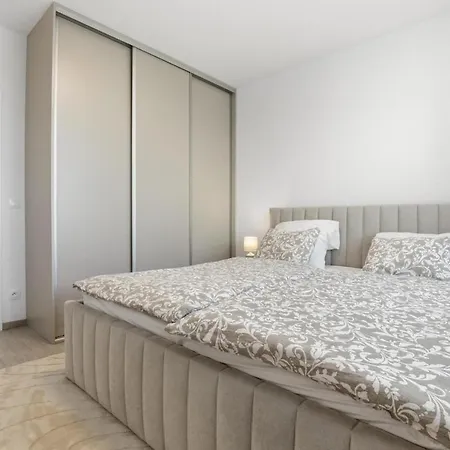 Modern Near Airport With Free Parking *