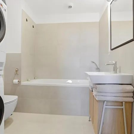 Modern Near Airport With Free Parking Apartman *