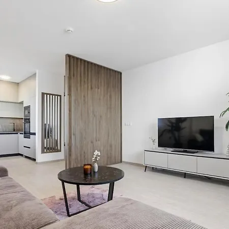 Apartman Modern Near Airport With Free Parking *